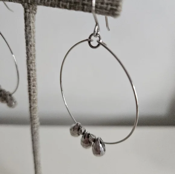 Silver(tone) Hoops With Tear Drop Beads - Picture 5 of 9